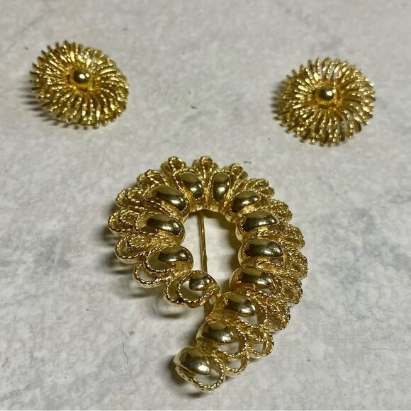 Vintage Lisner Brooch & Earrings - Picture 1 of 5